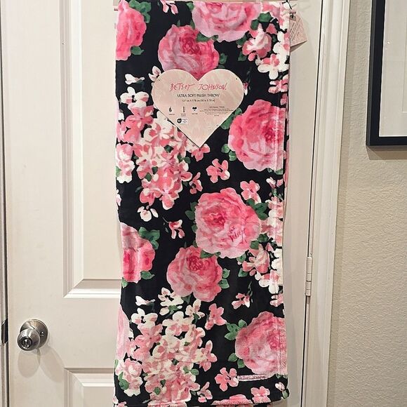 Betsey Johnson Floral Plush Throw Blanket - Picture 4 of 6